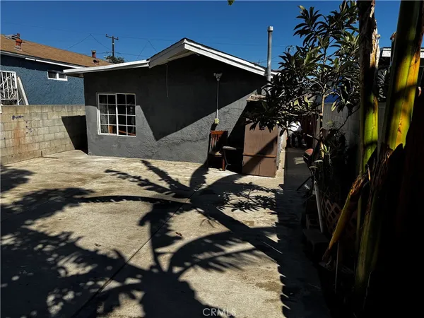 a view of backyard