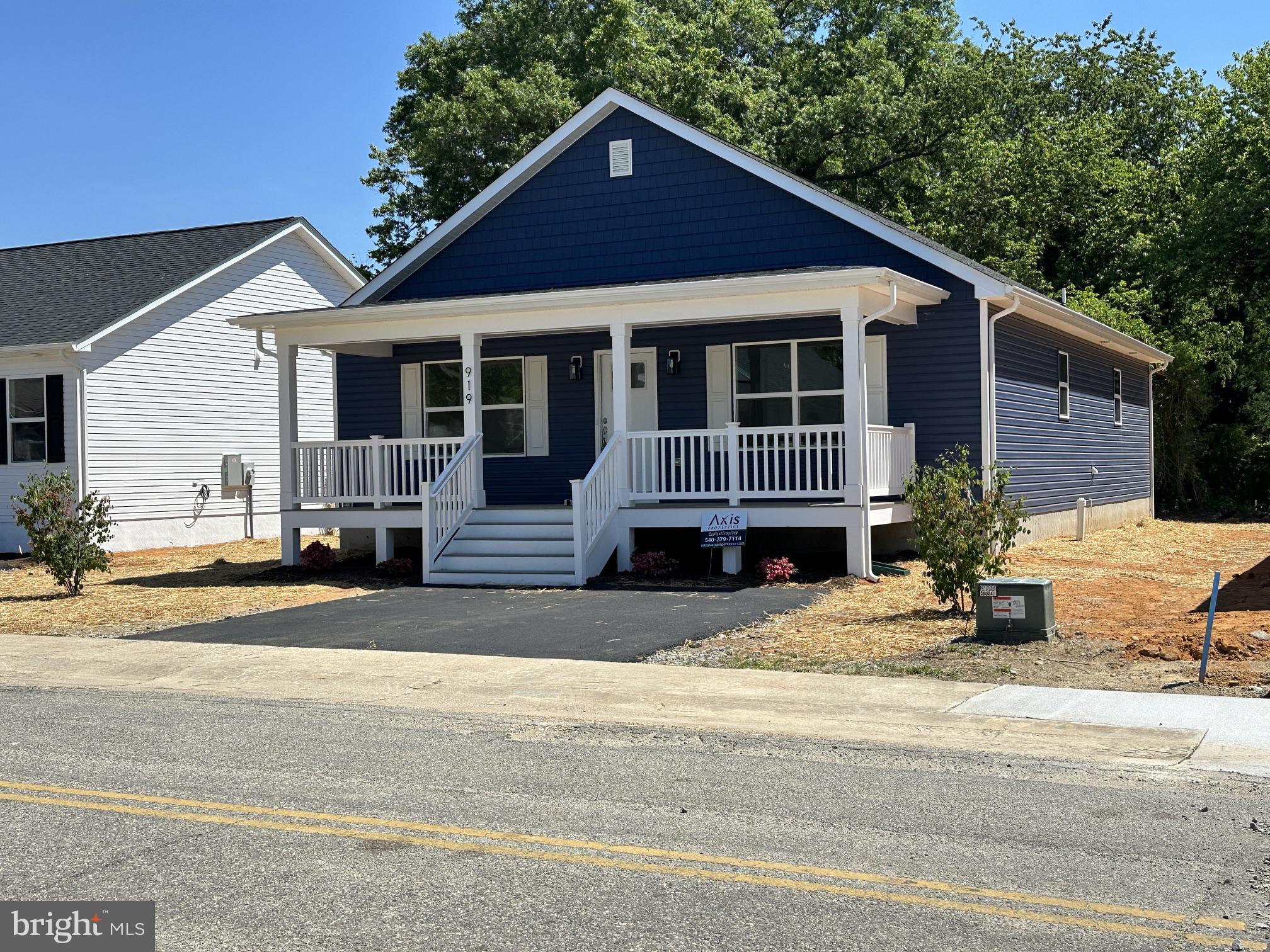 919 Jackson Street Colonial Beach, VA 22443 - Photo 4 of 5 a front view of a house with a yard