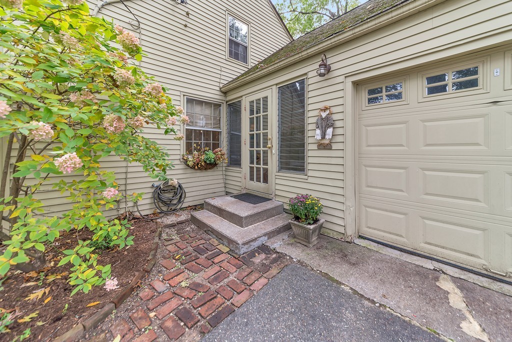 39 Ballard Avenue Springfield, MA 01119 - Photo 2 of 27