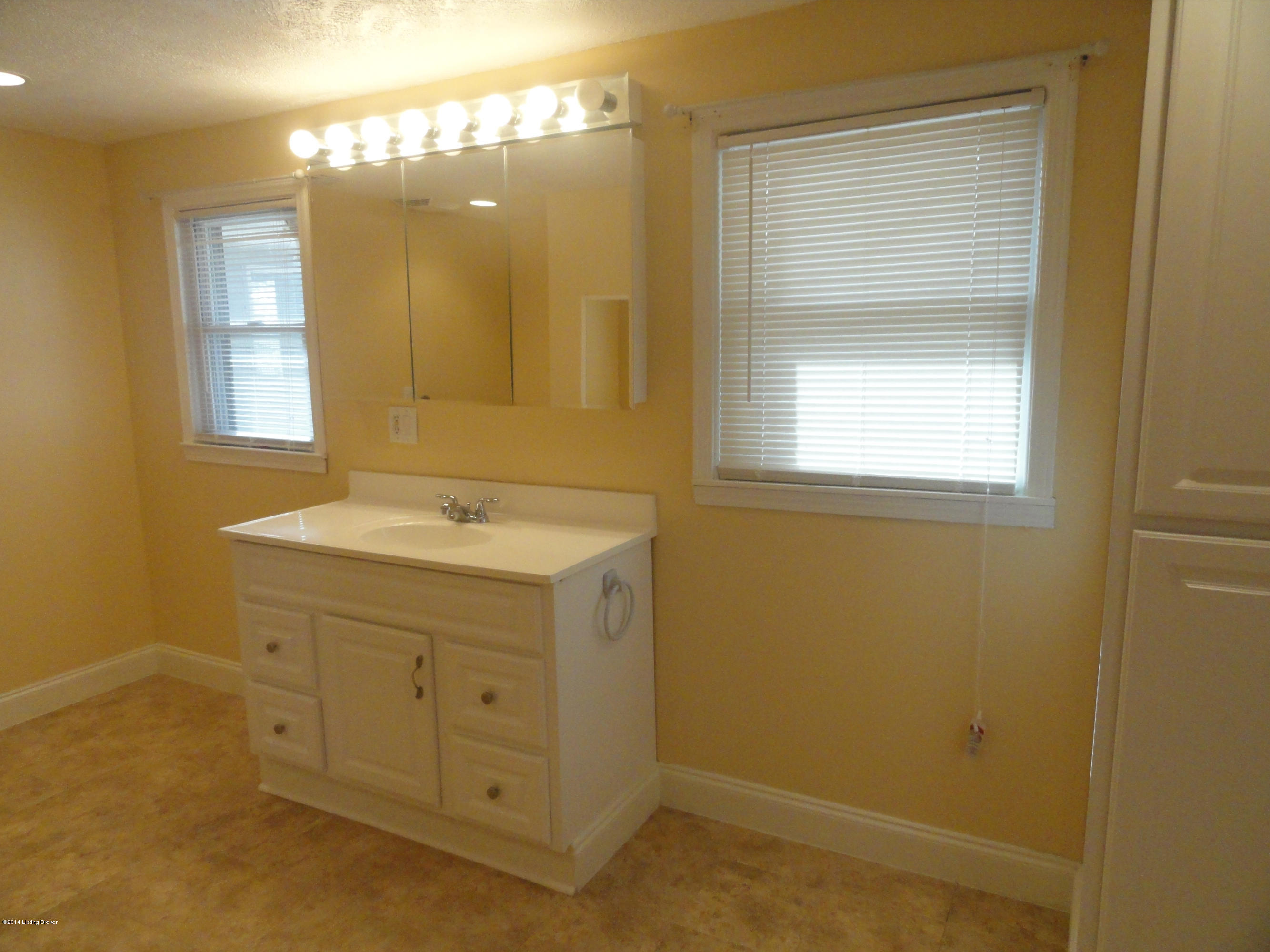 3806 Hopewell Road Louisville, KY 40299 - Photo 7 of 14 DSC01546