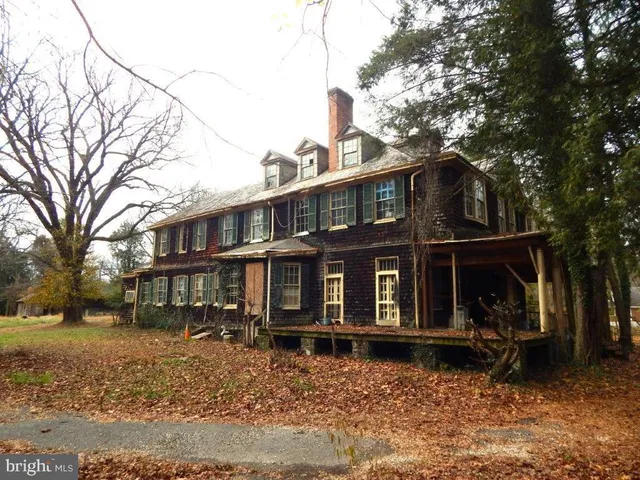 a view of house with a yard