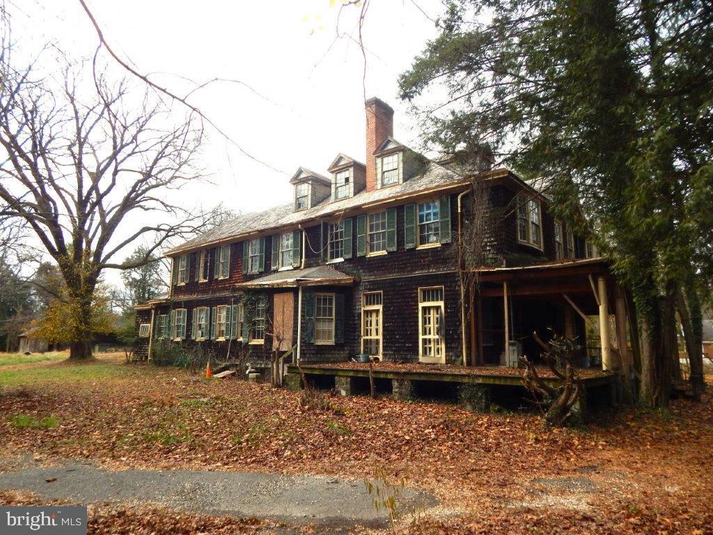 a view of house with a yard