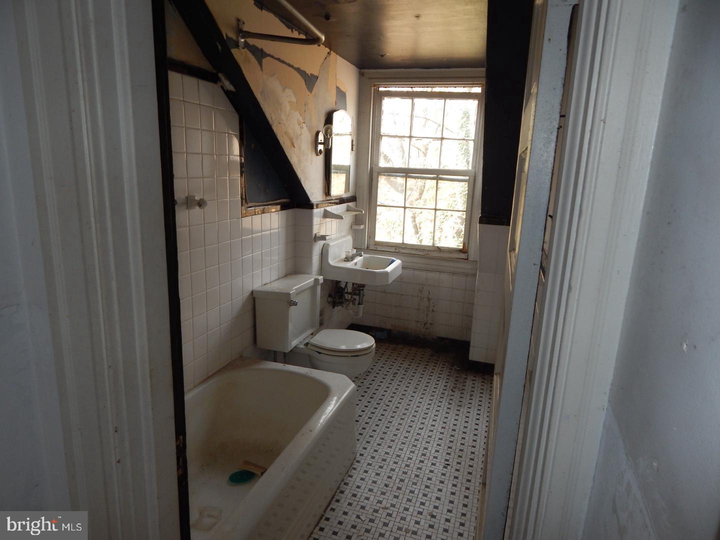 605 Upland Road Pikesville, MD 21208 - Photo 9 of 38 a bathroom with a toilet a sink and a bathtub
