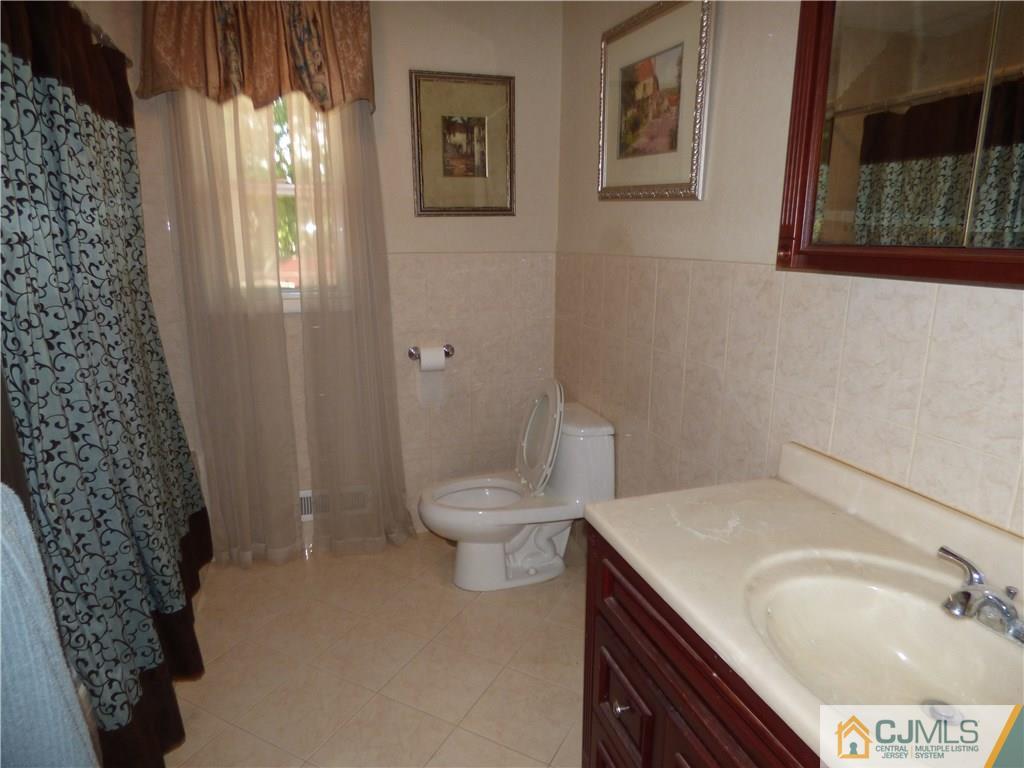 467 Calvert Road North Brunswick, NJ 08902 - Photo 8 of 18 Gallery Image 8