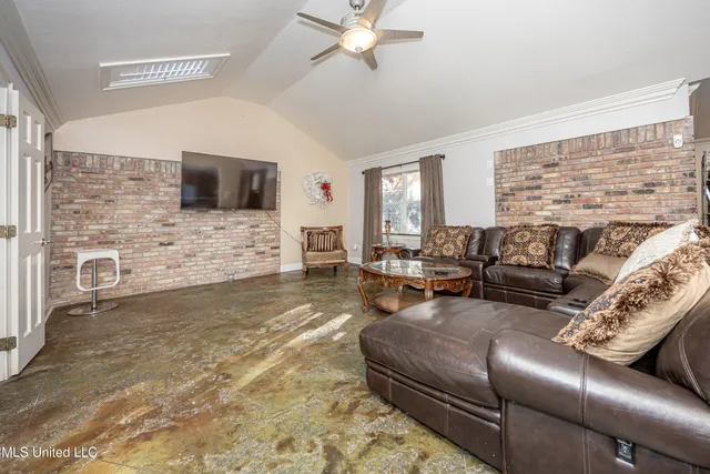 $3,500 | 2490 South Shore Drive, Biloxi, MS 39532