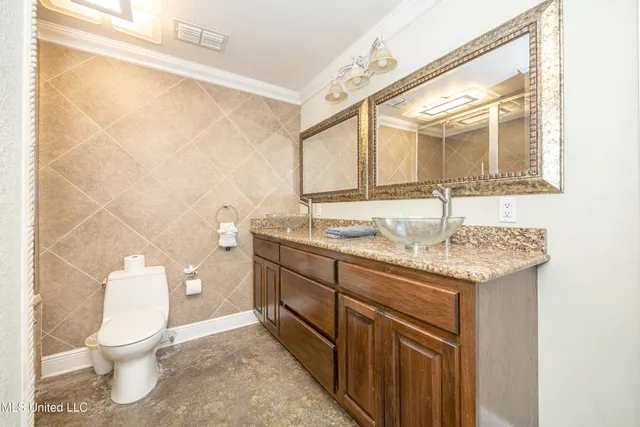 $3,500 | 2490 South Shore Drive, Biloxi, MS 39532