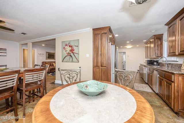 $3,500 | 2490 South Shore Drive, Biloxi, MS 39532