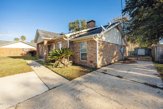 $3,500 | 2490 South Shore Drive, Biloxi, MS 39532