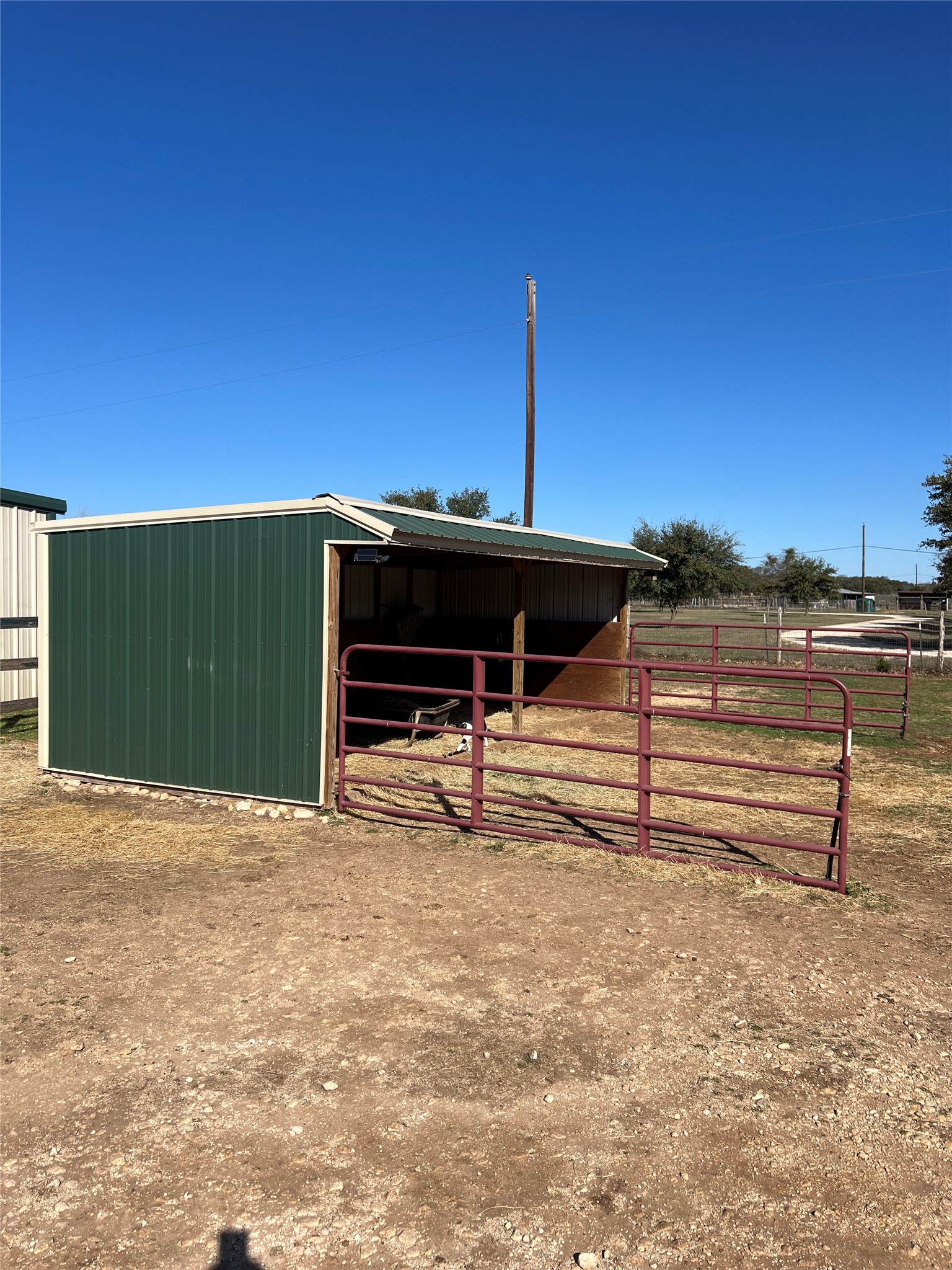 555 River Run Leander, TX 78641 - Photo 13 of 32 Run-in shed with ranch gates