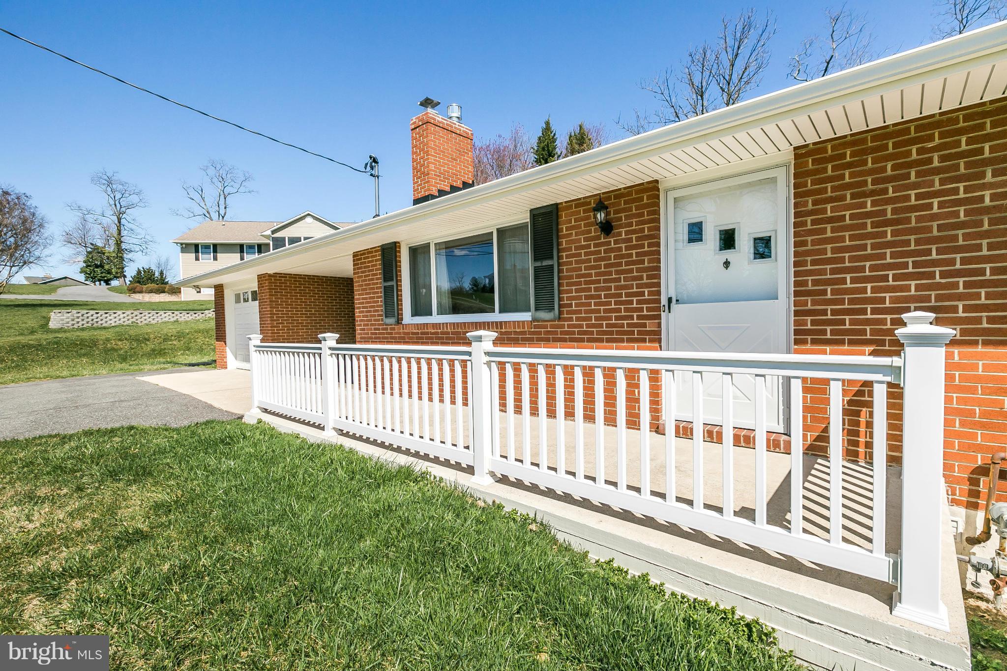 Relax on the front Porch, great view of golf club!