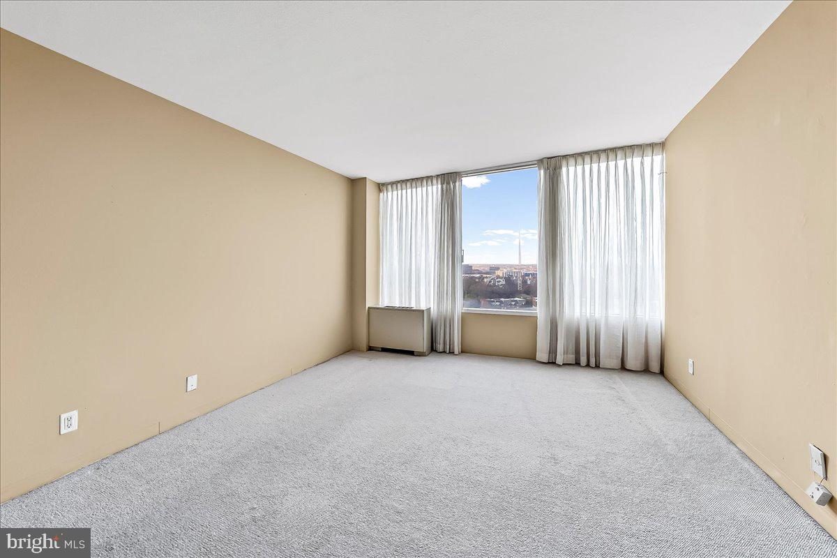 3900 West Ford Road, Unit 17P Philadelphia, PA 19131 - Photo 22 of 28 an empty room with windows