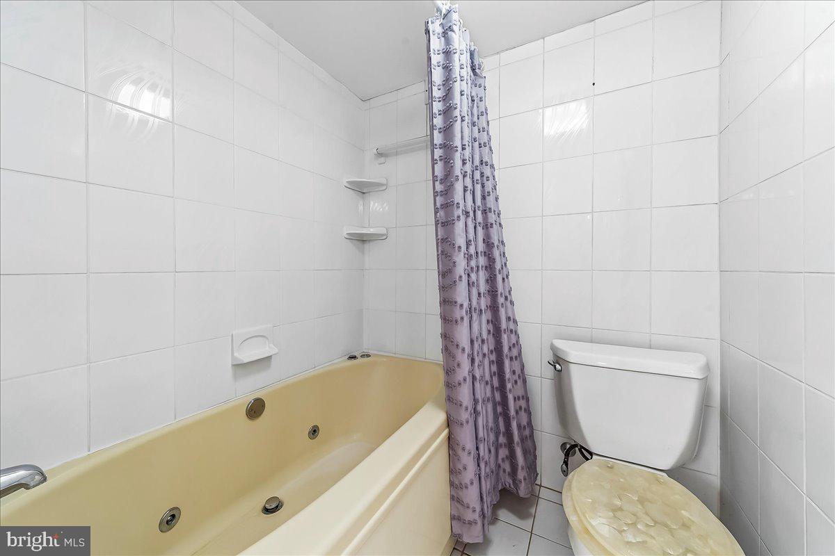 3900 West Ford Road, Unit 17P Philadelphia, PA 19131 - Photo 24 of 28 a bathroom with a toilet and a bathtub
