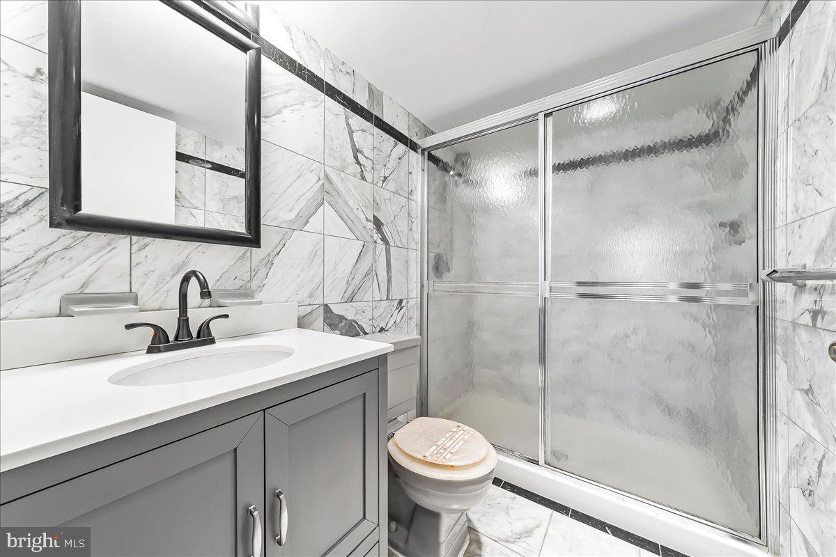 3900 West Ford Road, Unit 17P Philadelphia, PA 19131 - Photo 26 of 28 a bathroom with a sink toilet and shower