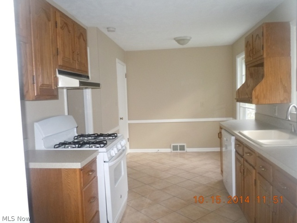 5138 East Farnhurst Road Cleveland, OH 44124 - Photo 8 of 13 Gallery Image 8