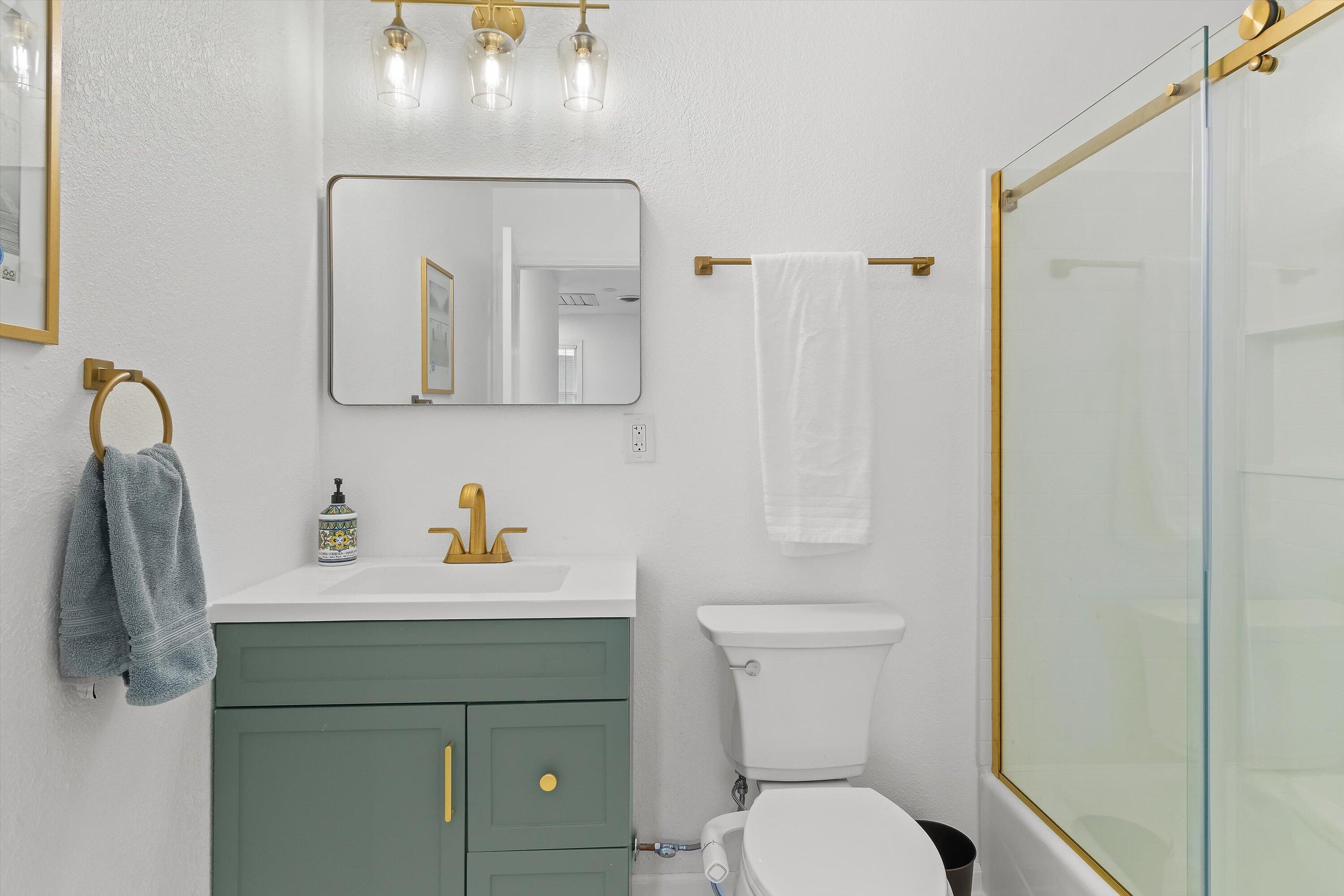1542 3rd Street Delafield, WI 53018 - Photo 33 of 55 Full bath upper