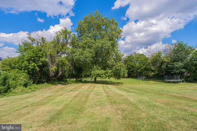 a view of a yard with a house