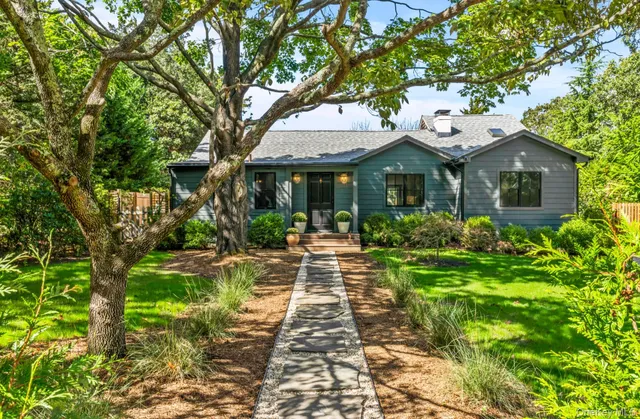 a view of a yard in front of house