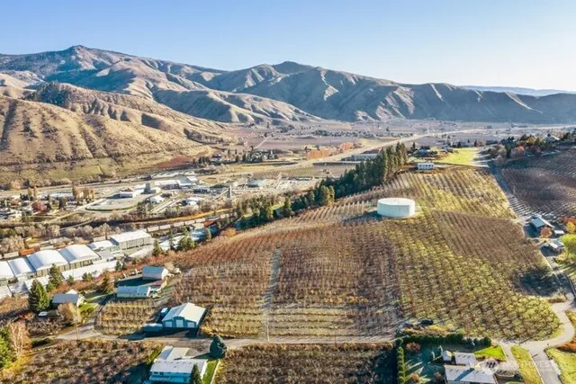 a view of residential houses with outdoor space