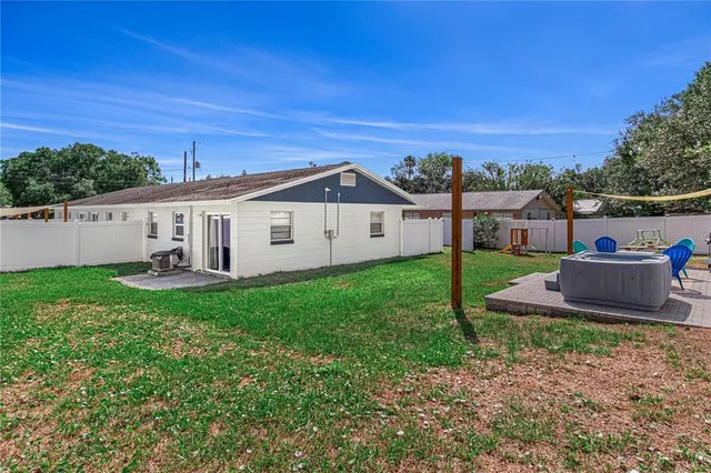 a view of a house with backyard