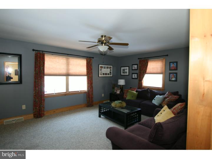 208 Dealtown Road Pittsgrove, NJ 08318 - Photo 7 of 25 Living Room
