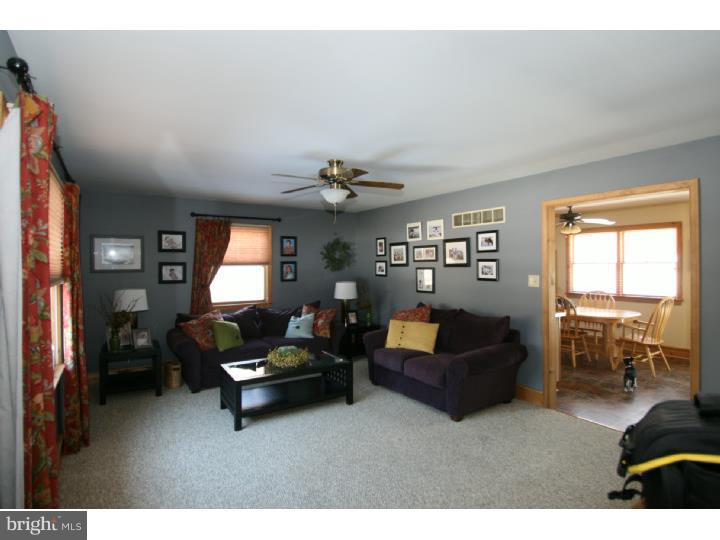 208 Dealtown Road Pittsgrove, NJ 08318 - Photo 8 of 25 Living Room