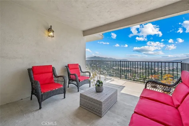 $880,000 | 2102 La Canada Crest Drive, Unit B, La Canada Flintridge, CA 91011