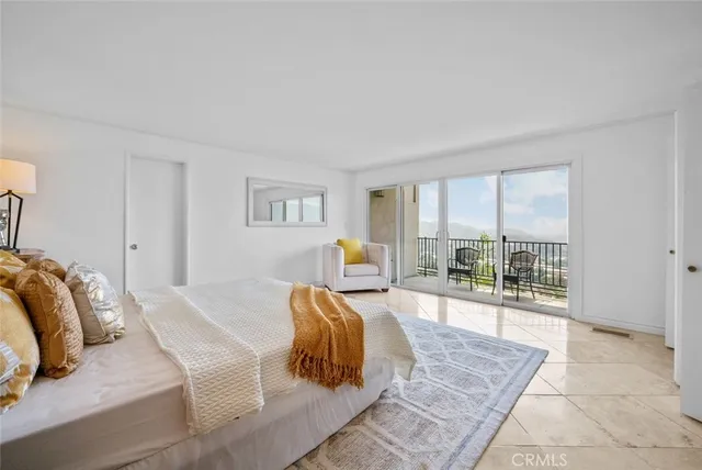 $880,000 | 2102 La Canada Crest Drive, Unit B, La Canada Flintridge, CA 91011