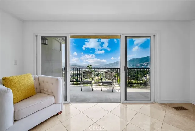 $880,000 | 2102 La Canada Crest Drive, Unit B, La Canada Flintridge, CA 91011