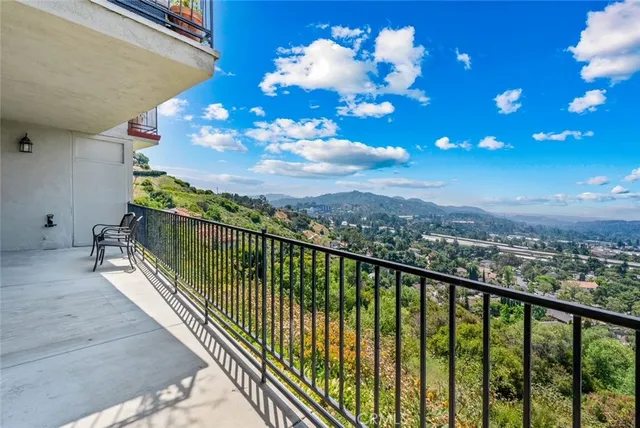 $880,000 | 2102 La Canada Crest Drive, Unit B, La Canada Flintridge, CA 91011