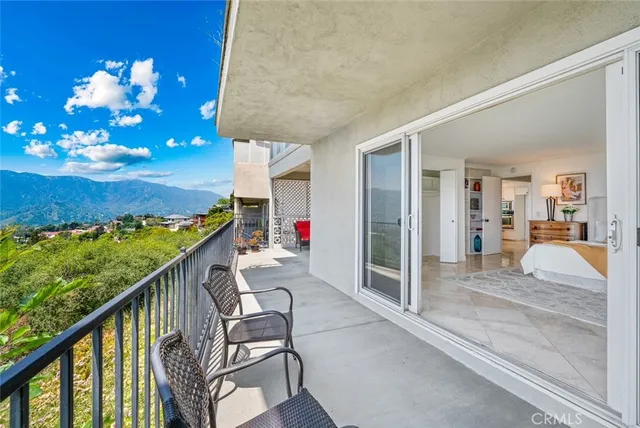 $880,000 | 2102 La Canada Crest Drive, Unit B, La Canada Flintridge, CA 91011