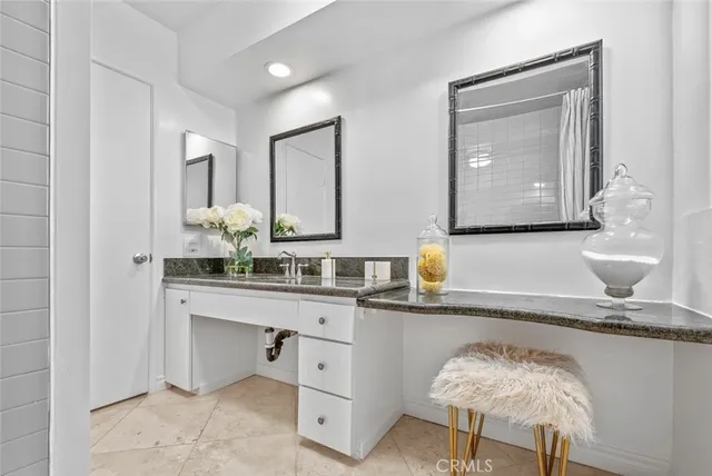 $880,000 | 2102 La Canada Crest Drive, Unit B, La Canada Flintridge, CA 91011