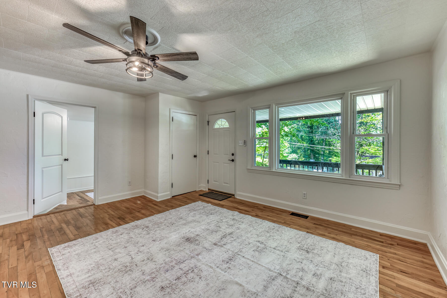 1403 Rock Rose Road Bristol, TN 37620 - Photo 7 of 34 Living Room