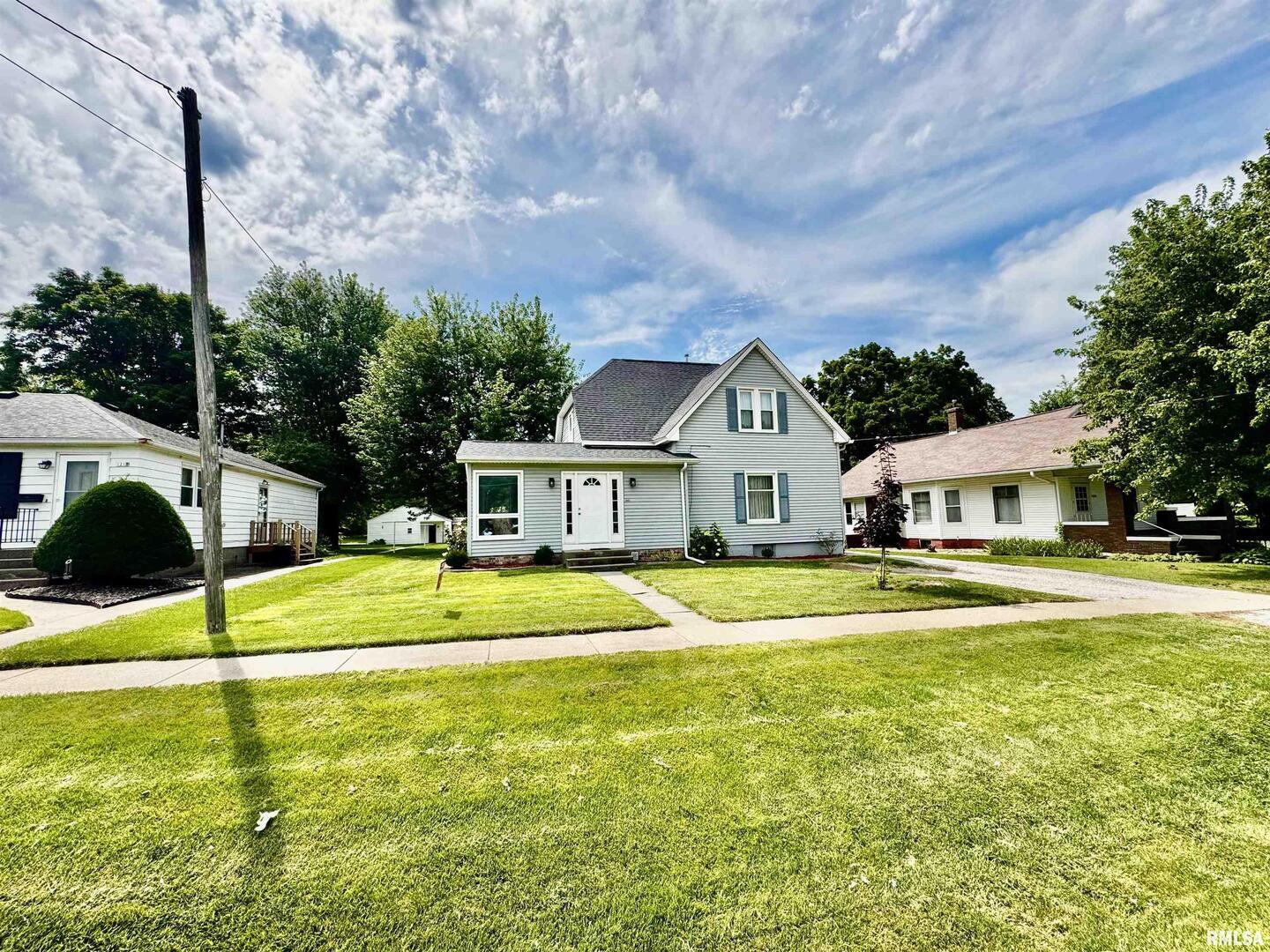 a front view of house with yard and entertaining space