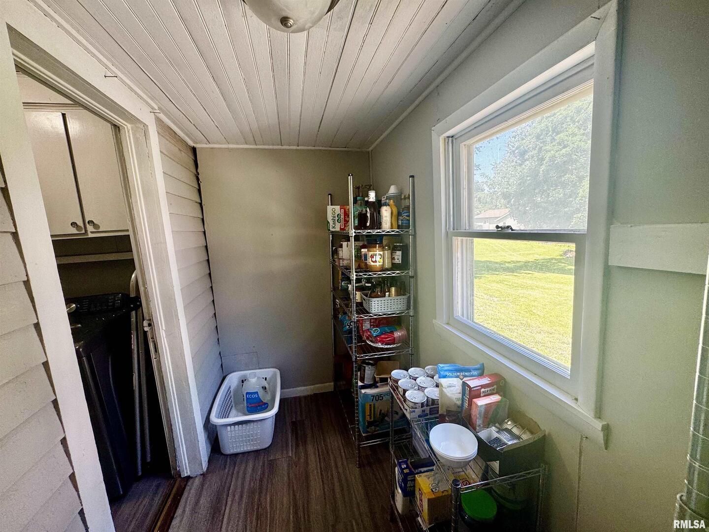 1215 13th Street Viola, IL 61486 - Photo 13 of 35 a living room with furniture and wooden floor