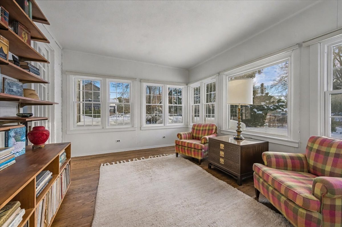 900 Sheridan Road Wilmette, IL 60091 - Photo 11 of 31 a living room with furniture and a window