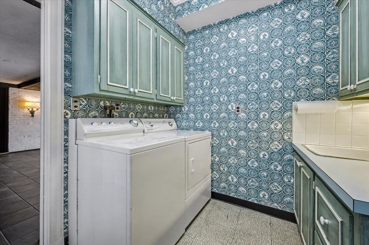 900 Sheridan Road Wilmette, IL 60091 - Photo 18 of 31 a utility room with dryer and washer