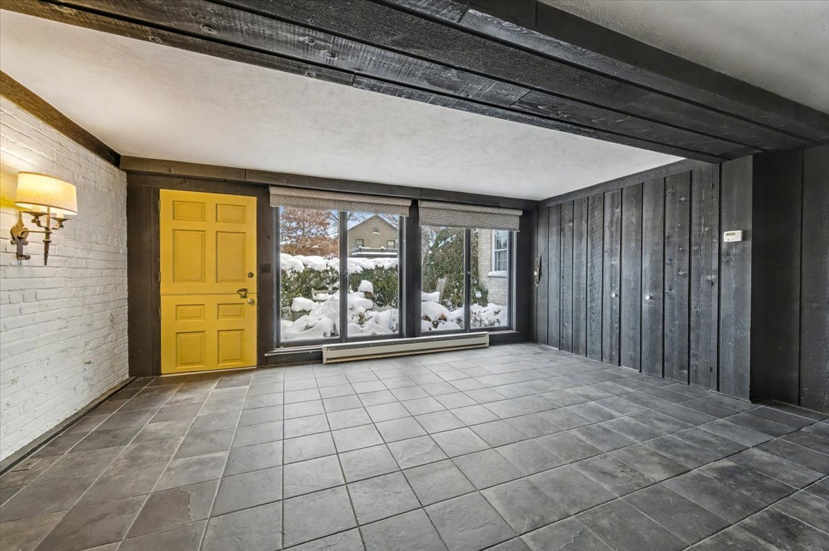 900 Sheridan Road Wilmette, IL 60091 - Photo 20 of 31 a view of an empty room and window