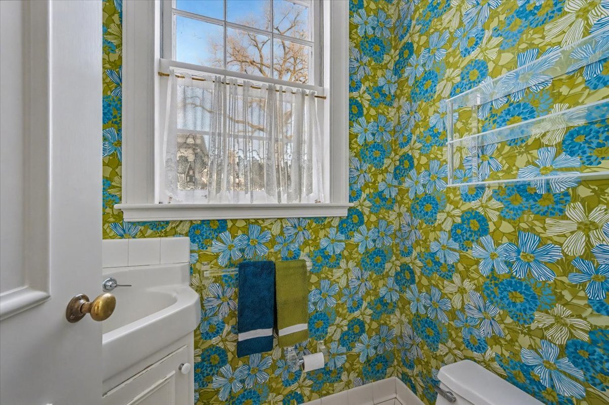 900 Sheridan Road Wilmette, IL 60091 - Photo 21 of 31 a bathroom with a sink and a bathtub