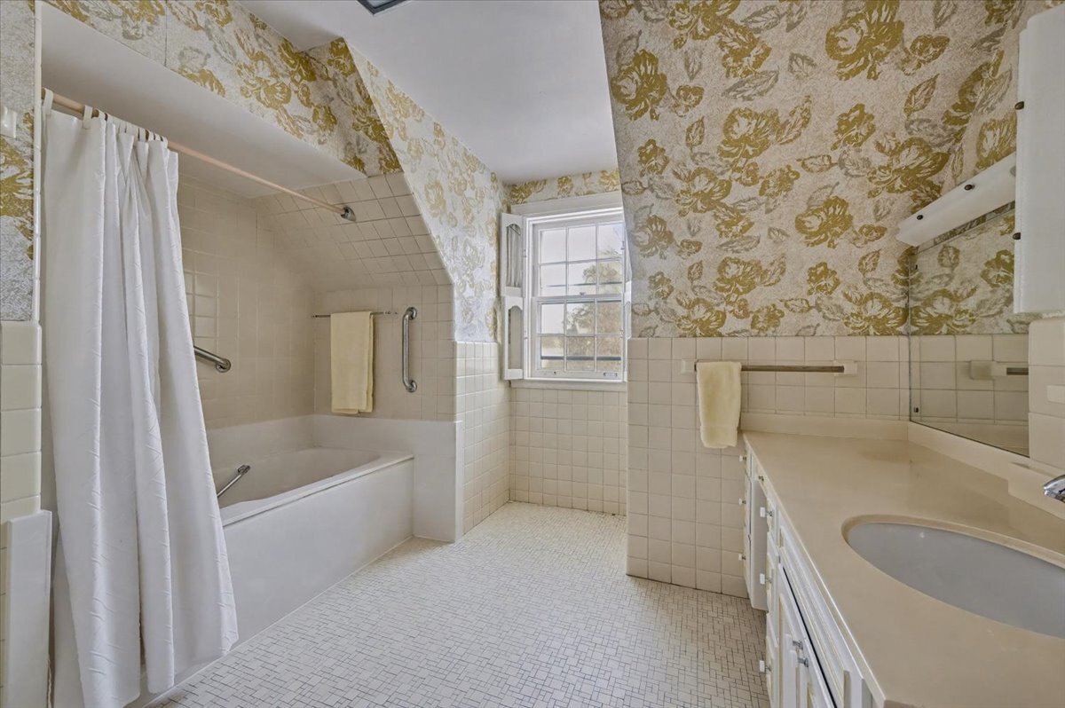 900 Sheridan Road Wilmette, IL 60091 - Photo 24 of 31 a bathroom with a tub a sink and a large mirror