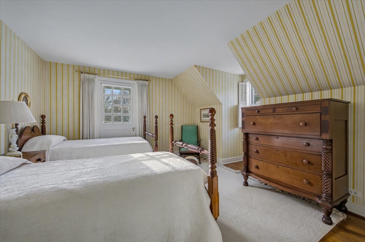 900 Sheridan Road Wilmette, IL 60091 - Photo 25 of 31 a bedroom with a bed and a dresser