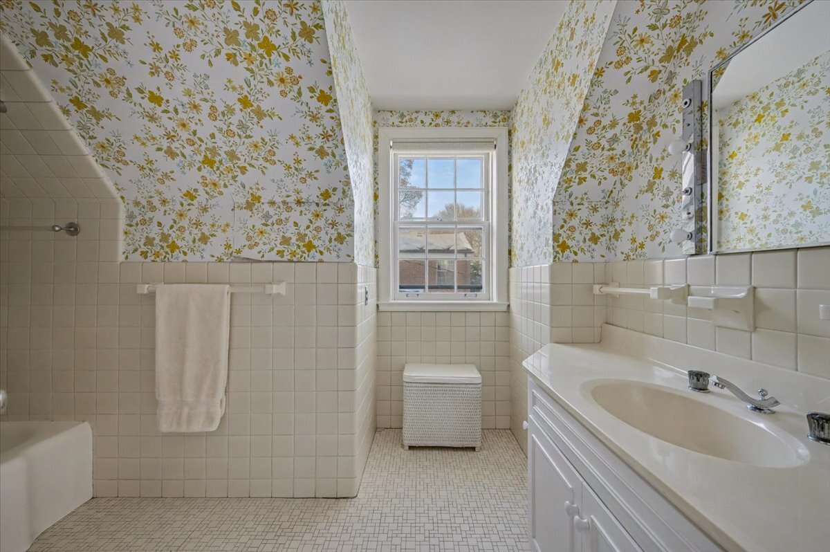 900 Sheridan Road Wilmette, IL 60091 - Photo 28 of 31 a bathroom with a sink and a bathtub
