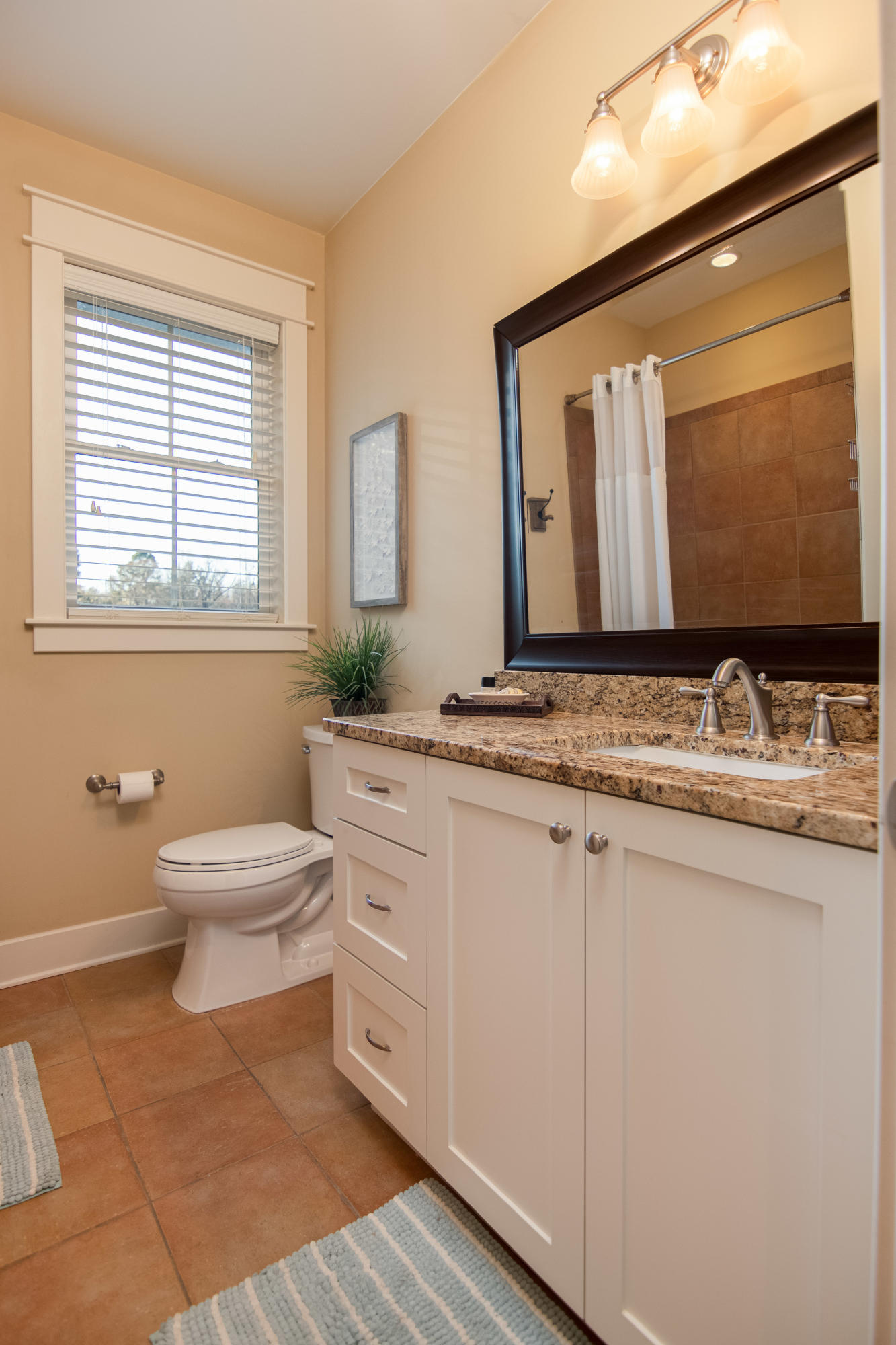 1180 Rivershore Road Charleston, SC 29492 - Photo 26 of 40 Full Bathroom outside of 3rd/4th Bedroom