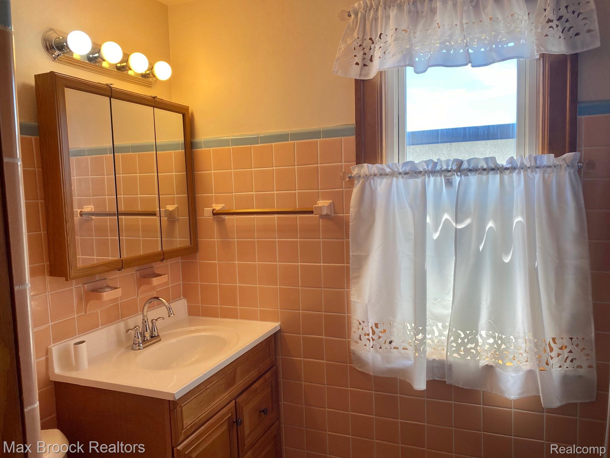 11809 Conant Hamtramck, MI 48212 - Photo 8 of 13 2nd floor full bath
