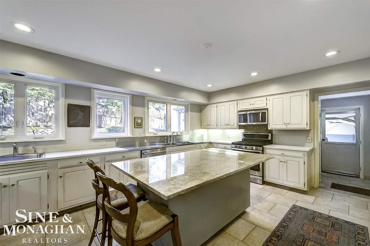 25 Beacon Hill Road Grosse Pointe, MI 48236 - Photo 12 of 70 50071532-11.JPG