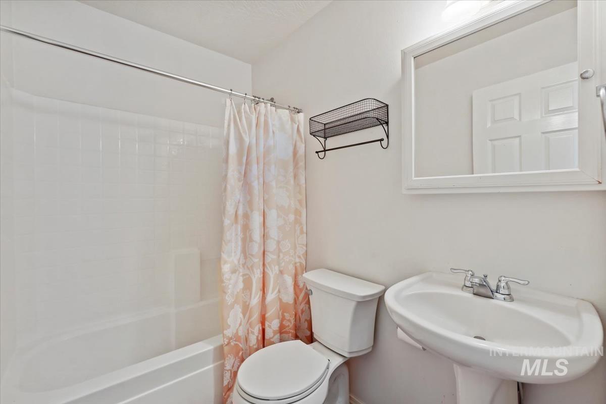612 Goshawk Avenue Middleton, ID 83644 - Photo 23 of 36 Bathroom with toilet and shower / tub combo