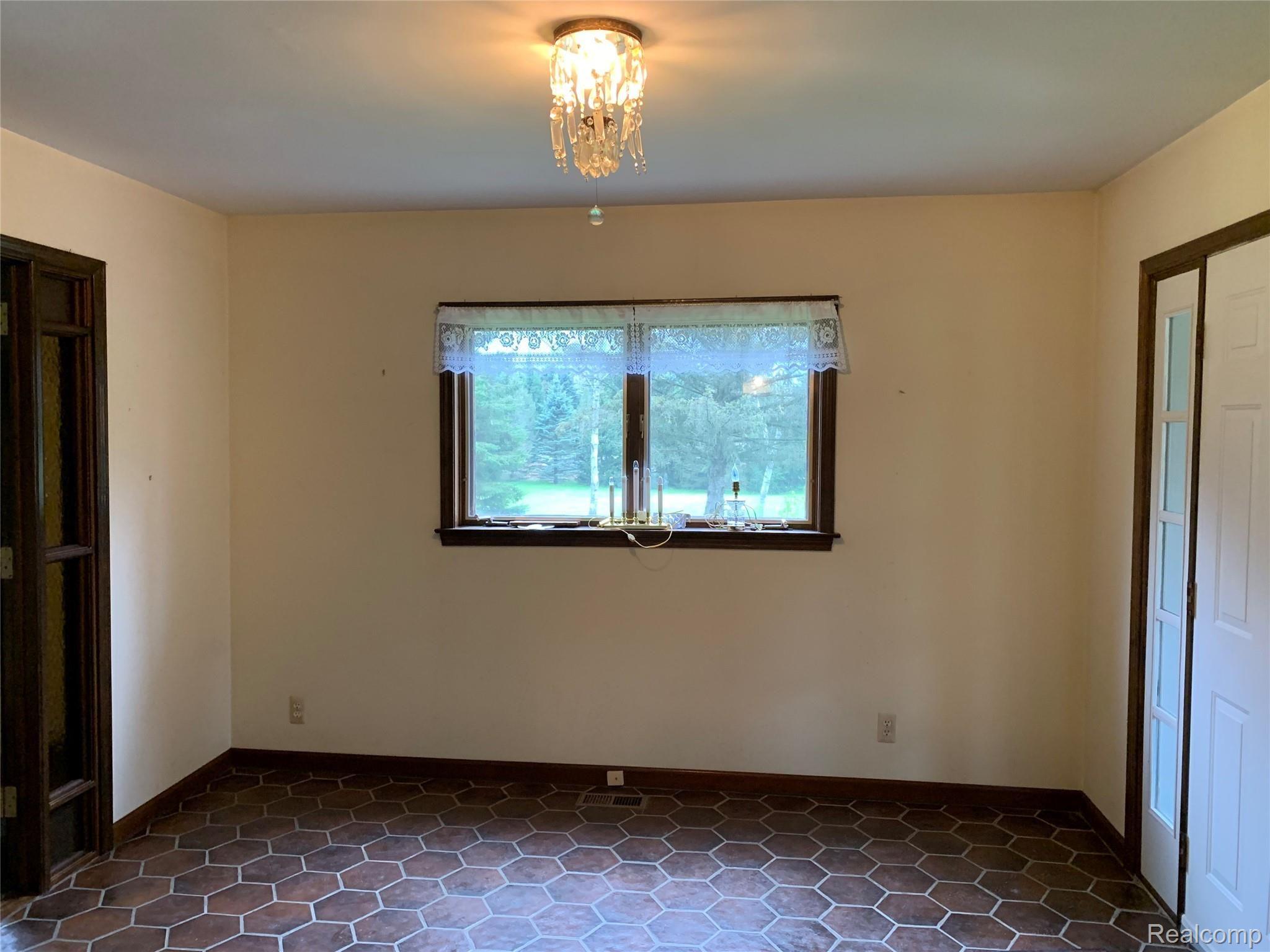812 North Hacker Road Howell, MI 48843 - Photo 10 of 27 foyer