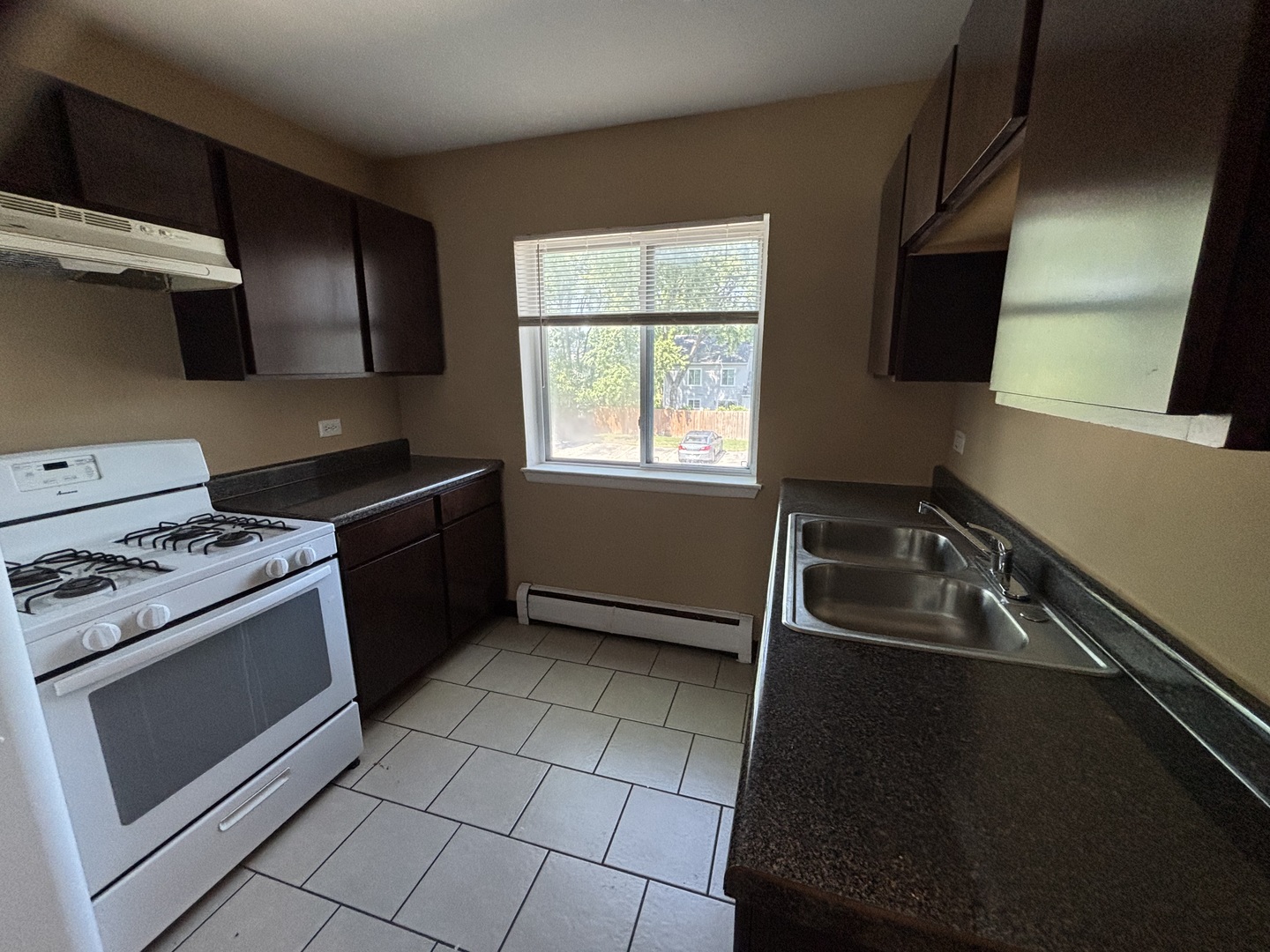701 Spruce Court, Unit 4 Vernon Hills, IL 60061 - Photo 3 of 18 a kitchen with a stove and a refrigerator