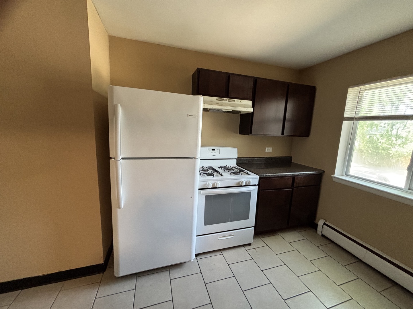 701 Spruce Court, Unit 4 Vernon Hills, IL 60061 - Photo 5 of 18 a kitchen with a refrigerator and a stove