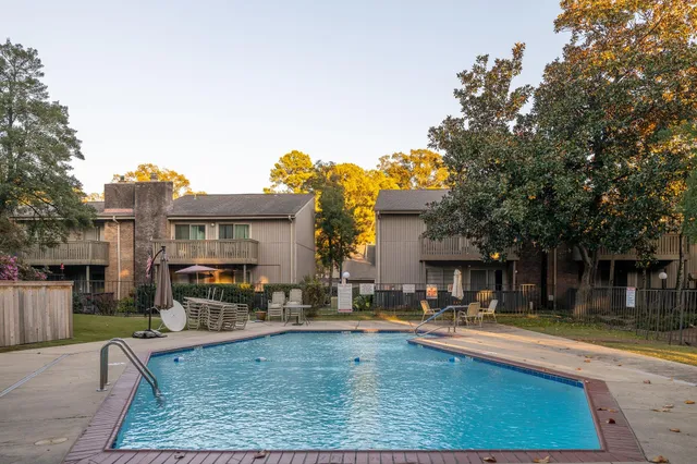 $215,000 | 726 Hedgegrove Drive, Unit 3, Memphis, TN 38117