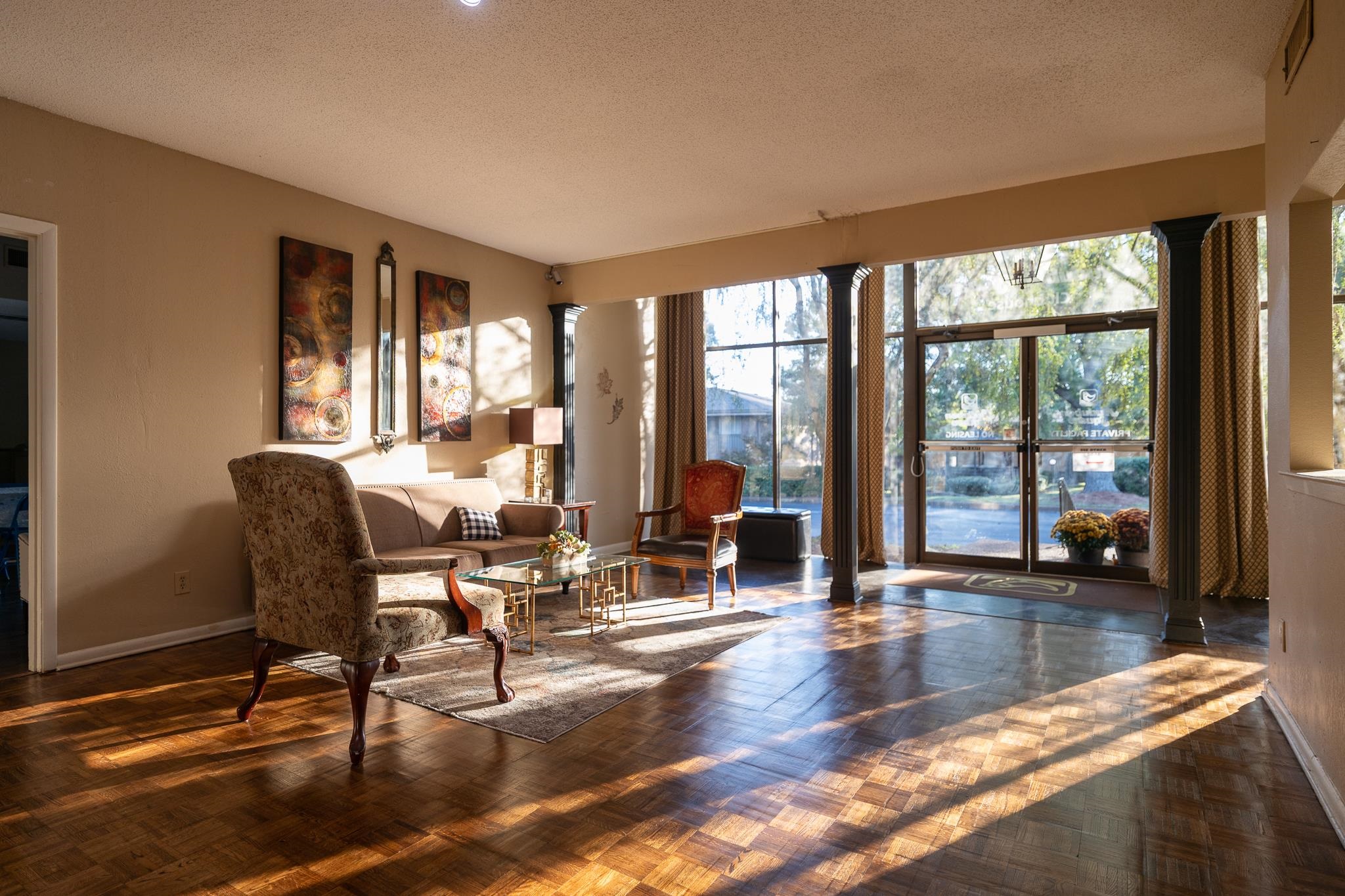 726 Hedgegrove Drive, Unit 3 Memphis, TN 38117 - Photo 24 of 30 a living room with furniture and floor to ceiling windows